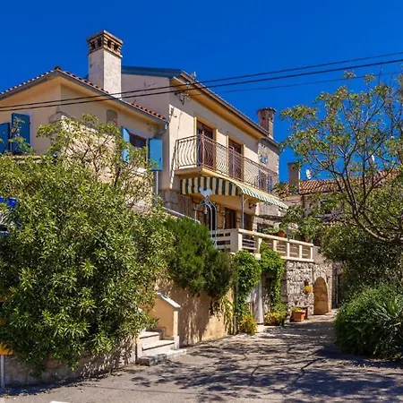Apartment Waterfront By The Sea
